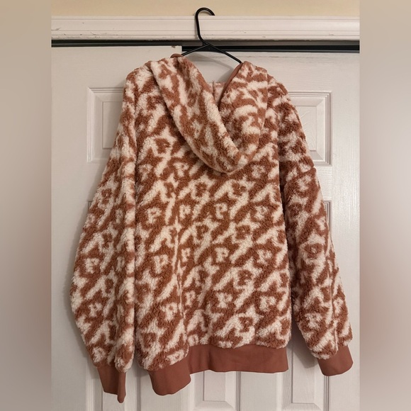 Victoria’s Secret Cozy Tan and Cream Fleece Pullover, Size XL - Picture 5 of 5
